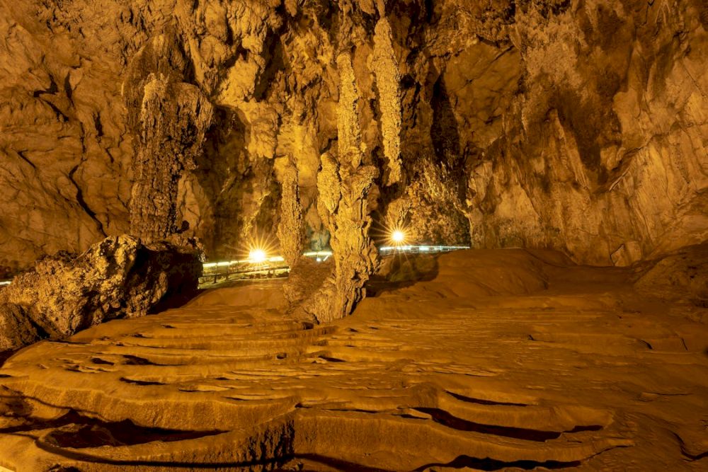 Sung Sot Cave amazes visitors with its massive chambers, unique rock formations, and dramatic lighting (Source: Pexels)